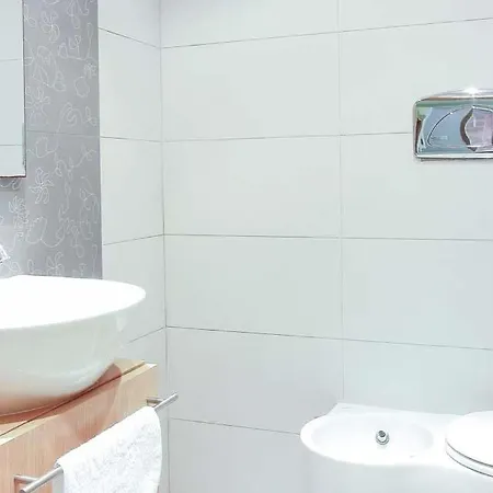 Sleeps 10 Pool Air Con Wifi 林都斯