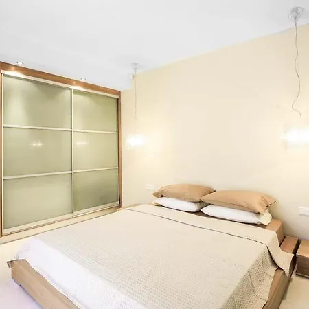 Sleeps 10 Pool Air Con Wifi *